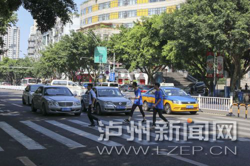 四川警察學(xué)院前的斑馬線沒有紅綠燈，但過往車輛見到有行人過斑馬線都會禮讓行人